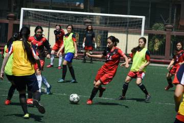 曼城3-0胜水晶宫紧追阿森纳，英超争冠悬念延续至末轮（配图示意）